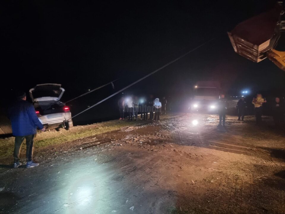 A zburat cu mașina într-un canal cu apă