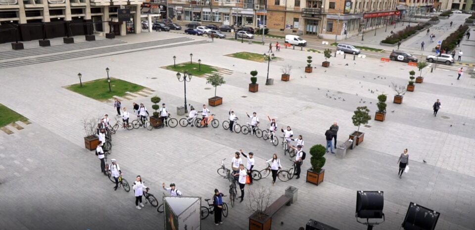 Tinerii ATOS pe biciclete, cu tricouri personalizate, la Marșul pentru viață, ediția IV-a
