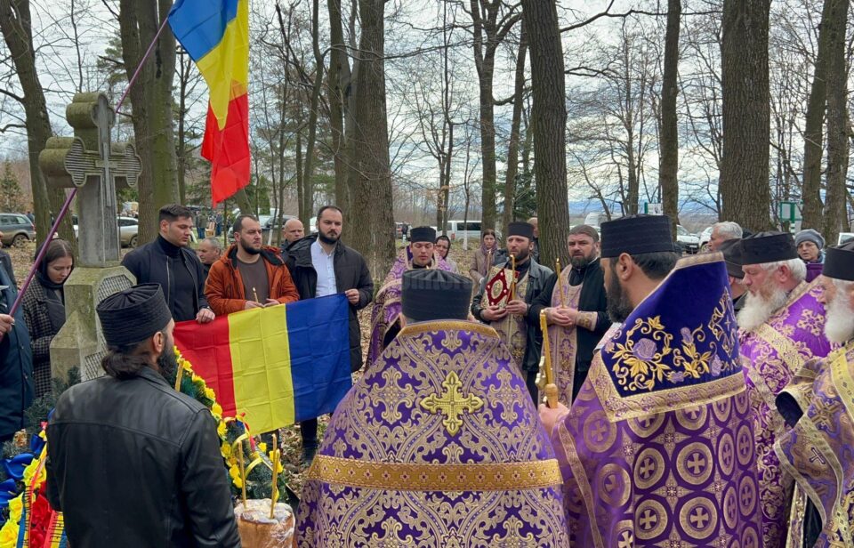 Slujbă religioasă la crucea care marchează prima groapă comună a martirilor români de la Fântâna Albă, zona Cernăuți