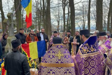 Slujbă religioasă la crucea care marchează prima groapă comună a martirilor români de la Fântâna Albă, zona Cernăuți