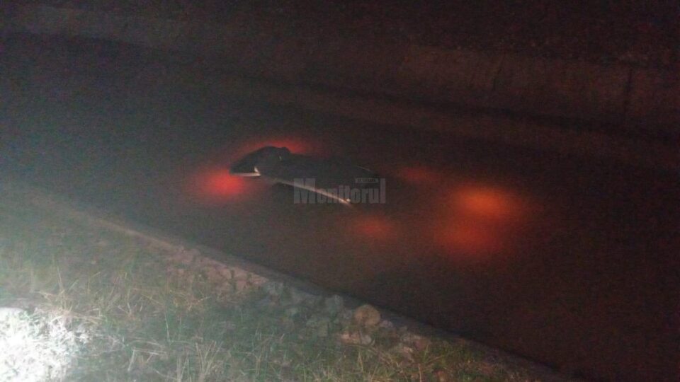 A zburat cu mașina într-un canal cu apă