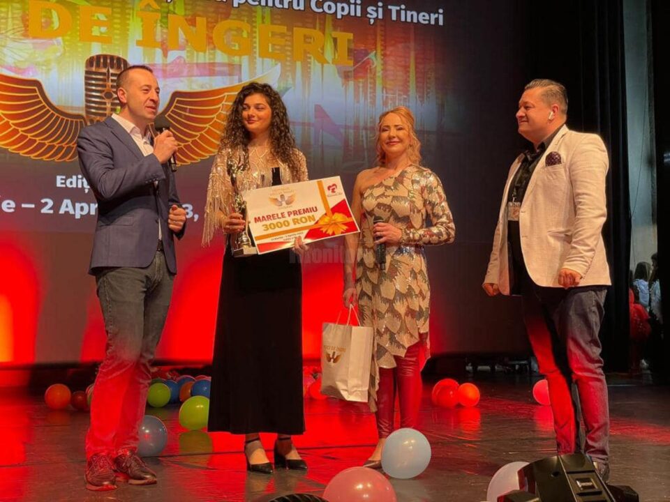 Marele premiu al festivalului „Voci de Îngeri”, înmânat de viceprimarul Sucevei Lucian Harșovschi concurentei Delia Racu