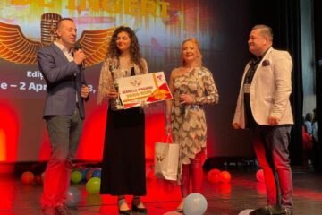 Marele premiu al festivalului „Voci de Îngeri”, înmânat de viceprimarul Sucevei Lucian Harșovschi concurentei Delia Racu