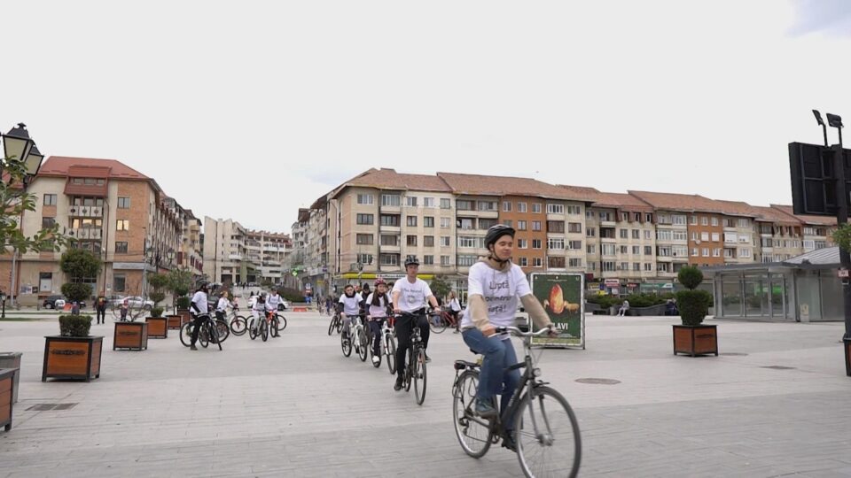 Tinerii ATOS pe biciclete, cu tricouri personalizate, la Marșul pentru viață, ediția IV-a