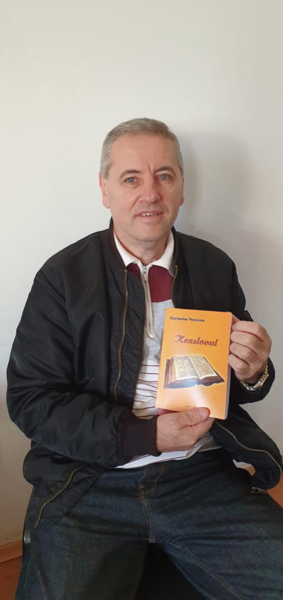 Aproape 400 de poezii în volumul „Keaslovul”, publicat recent de Corneliu Vornicu, taximetristul-poet din Adâncata Aproape 400 de poezii în volumul „Keaslovul”, publicat recent de Corneliu Vornicu, taximetristul-poet din Adâncata