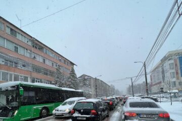 Traficul rutier din municipiul Suceava, blocat din cauza ninsorii abundente și a numărului mare de mașini