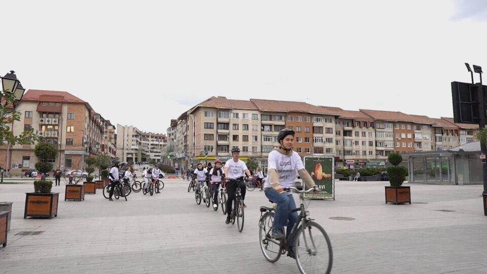 Tinerii ATOS pe biciclete, cu tricouri personalizate, la Marșul pentru viață, ediția a IV-a Tinerii ATOS pe biciclete, cu tricouri personalizate, la Marșul pentru viață, ediția a IV-a