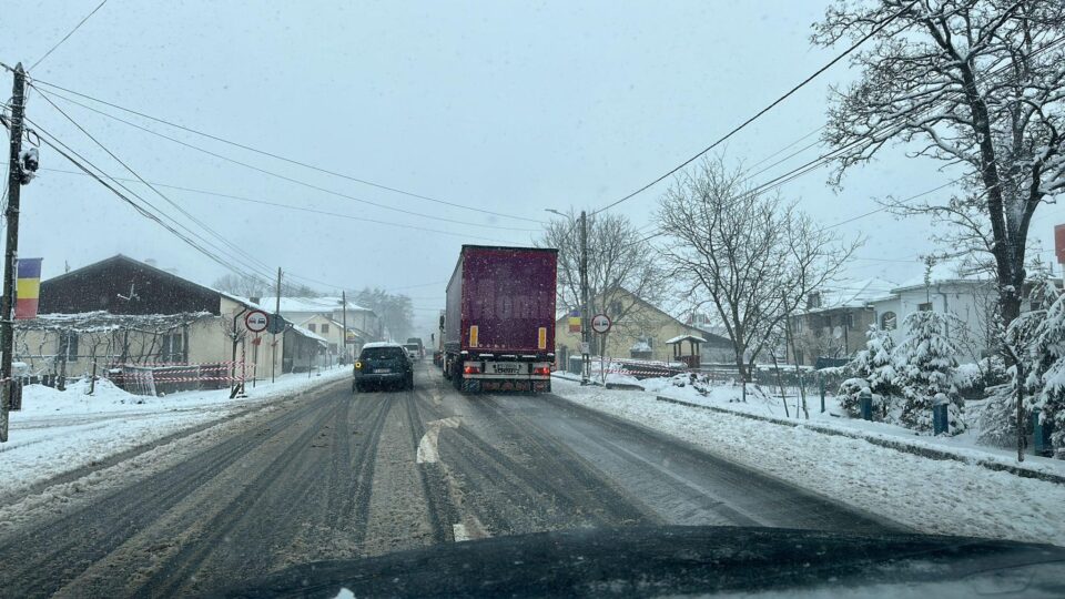 Traficul a fost blocat pe un sens de mers în zona Ilișești după ce două autotrenuri neechipate pemntru trafic în condiții de iarnă nu au mai putut înainta Traficul a fost blocat pe un sens de mers în zona Ilișești după ce două autotrenuri neechipate pemntru trafic în condiții de iarnă nu au mai putut înainta