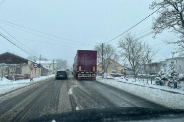 Traficul a fost blocat pe un sens de mers în zona Ilișești după ce două autotrenuri neechipate pemntru trafic în condiții de iarnă nu au mai putut înainta