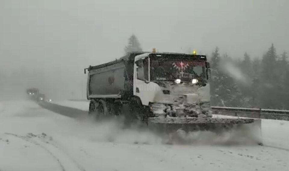 Trafic îngreunat pe mai multe drumuri naționale în urma ninsorilor abundente