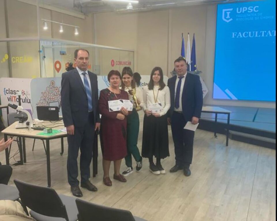 Cele două eleve, la premiere