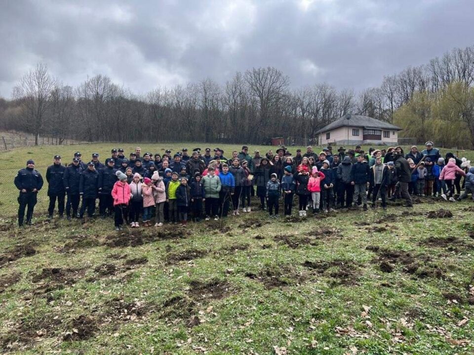 Zeci de elevi ai Școlii Gimnaziale Udești au participat la o acțiune de plantare de arbori Zeci de elevi ai Școlii Gimnaziale Udești au participat la o acțiune de plantare de arbori
