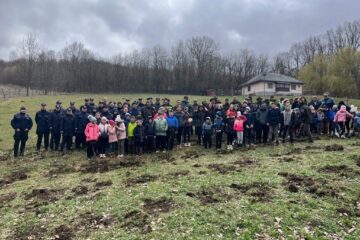 Zeci de elevi ai Școlii Gimnaziale Udești au participat la o acțiune de plantare de arbori