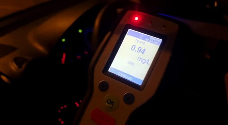Un șofer care a băut ”două beri” a picat testul de alcoolemie în centrul Sucevei