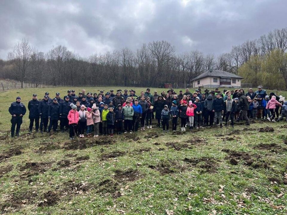 Zeci de elevi ai Școlii Gimnaziale Udești au participat la o acțiune de plantare de arbori Zeci de elevi ai Școlii Gimnaziale Udești au participat la o acțiune de plantare de arbori