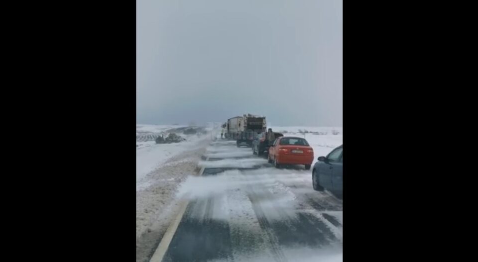 Imens blocaj rutier în zona „Zidului morții” dinspre Gura Humorului și pe șoseaua de centură spre Pătrăuți Imens blocaj rutier în zona „Zidului morții” dinspre Gura Humorului și pe șoseaua de centură spre Pătrăuți