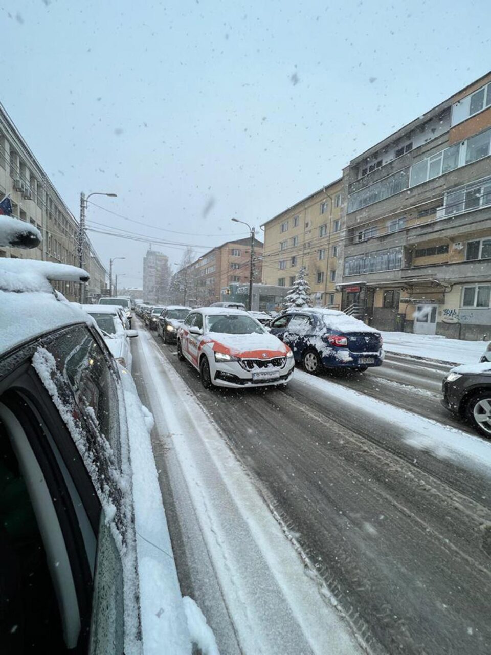 Traficul rutier din municipiul Suceava, blocat din cauza ninsorii abundente și a numărului mare de mașini