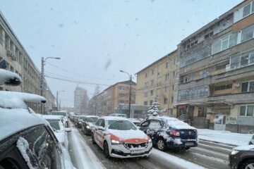 Traficul rutier din municipiul Suceava, blocat din cauza ninsorii abundente și a numărului mare de mașini