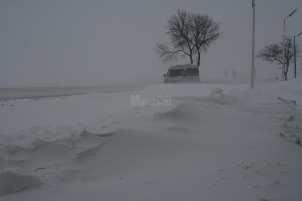 Trafic restricționat pentru mașinile de mare tonaj între Suceava și Siret, din cauza viscolului puternic Trafic restricționat pentru mașinile de mare tonaj între Suceava și Siret, din cauza viscolului puternic