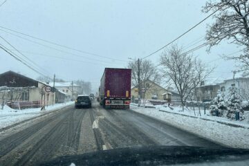 Traficul a fost blocat pe un sens de mers în zona Ilișești, după ce două autotrenuri neechipate pentru trafic în condiții de iarnă nu au mai putut înainta
