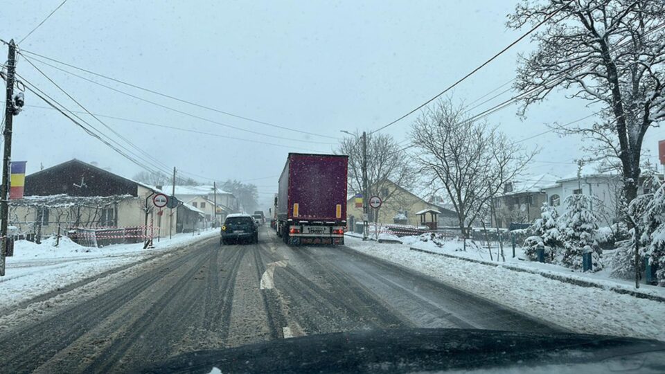 Traficul a fost blocat pe un sens de mers în zona Ilișești, după ce două autotrenuri neechipate pentru trafic în condiții de iarnă nu au mai putut înainta Traficul a fost blocat pe un sens de mers în zona Ilișești, după ce două autotrenuri neechipate pentru trafic în condiții de iarnă nu au mai putut înainta