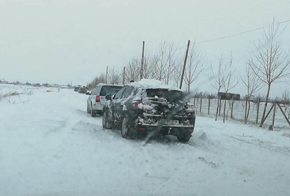 Circulația pe mai multe drumuri județene din zona Verești-Fântânele, un adevărat coșmar