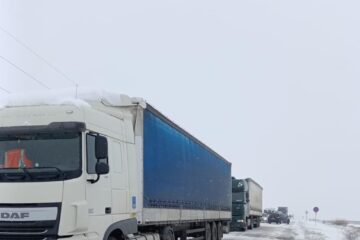 Câteva zeci de drumuri județene și naționale din Suceava sunt închise traficului rutier sau au restricții de circulație
