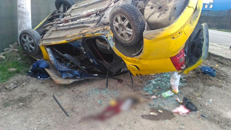 Trei persoane aflate pe bancheta din spate a taximetrului au rămas încarcerate, o femeie fiind declarată decedată