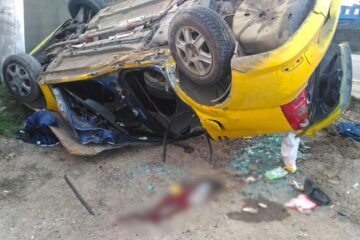 Trei persoane aflate pe bancheta din spate a taximetrului au rămas încarcerate, o femeie fiind declarată decedată