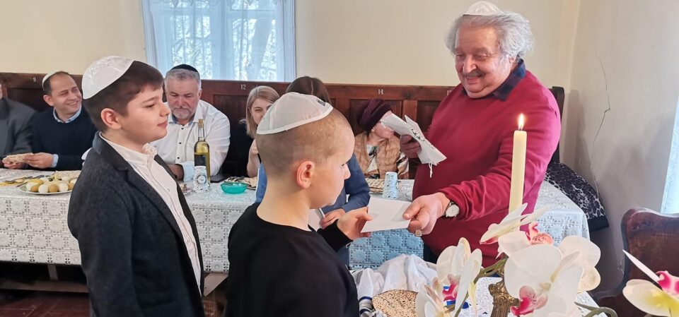Copiii sunt rasplatati pentru gasirea Afikomen-ului