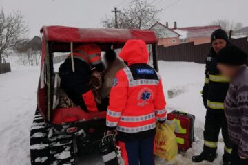 Intervenție pentru salvarea unui bărbat care suferise un AVC și era blocat în nămeți