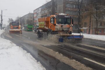 Intervenții la deszăpeziri pe străzile Sucevei, cu toate echipele și utilajele, pe cod roșu și cod portocaliu de ninsori și viscol, în luna aprilie