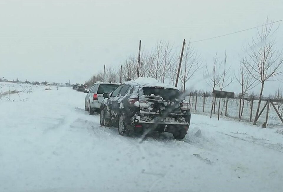 Circulația pe mai multe drumuri județene din zona Verești-Fântânele, un adevărat coșmar