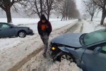 Două autoturisme Audi A4 au intrat în coliziune pe carosabilul acoperit de zăpadă frământată