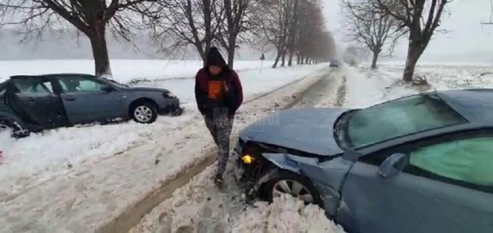Două autoturisme Audi A4 au intrat în coliziune pe carosabilul acoperit de zăpadă frământată Două autoturisme Audi A4 au intrat în coliziune pe carosabilul acoperit de zăpadă frământată