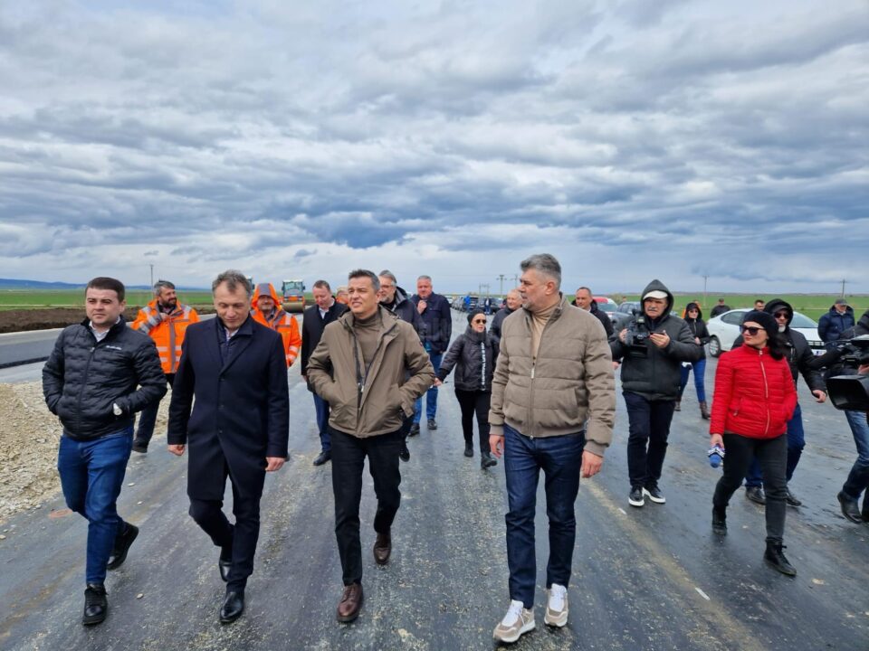 Deputatul Gheorghe Șoldan alături de Marcel Ciolacu și Sorin Grindeanu la turnarea primilor kilometri de asfalt pe Autostrada A7 Deputatul Gheorghe Șoldan alături de Marcel Ciolacu și Sorin Grindeanu la turnarea primilor kilometri de asfalt pe Autostrada A7