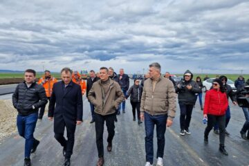 Deputatul Gheorghe Șoldan alături de Marcel Ciolacu și Sorin Grindeanu la turnarea primilor kilometri de asfalt pe Autostrada A7