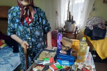 Masa de Paște pentru 22 de bătrâni din Câmpulung Moldovenesc, cu ajutorul voluntarilor