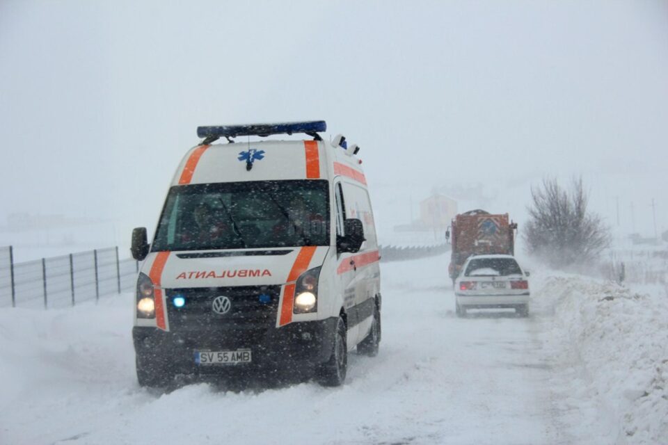 Din cauza condițiilor meteo s-a decis transferul la spitalul din Bistrița-Năsăud, cu o ambulanță Din cauza condițiilor meteo s-a decis transferul la spitalul din Bistrița-Năsăud, cu o ambulanță