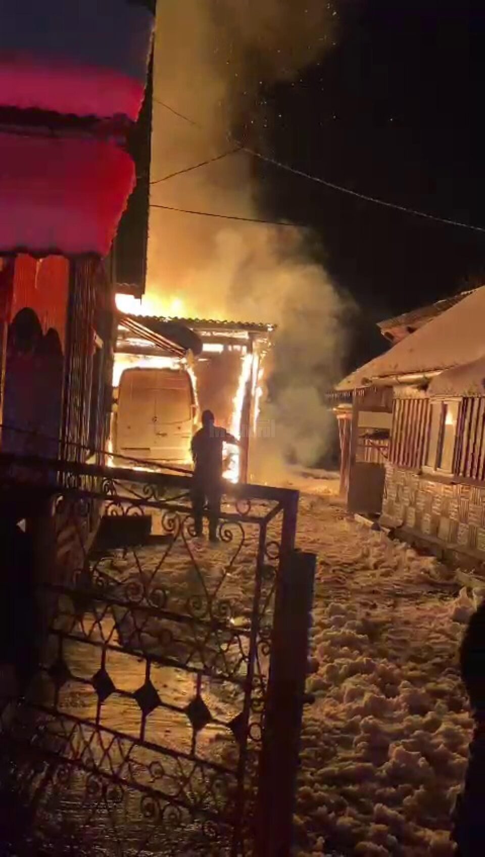 Două mașini și un garaj au ars într-un puternic incendiu