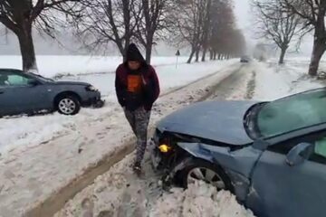Două autoturisme Audi A4 au intrat în coliziune pe carosabilul acoperit de zăpadă frământată