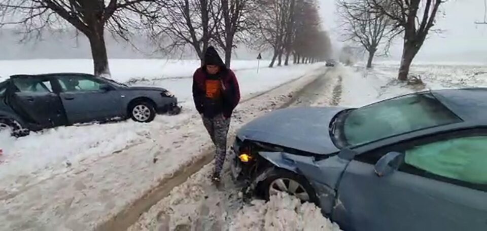 Două autoturisme Audi A4 au intrat în coliziune pe carosabilul acoperit de zăpadă frământată