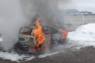 Mașină mistuită de flăcări în urma unui puternic incendiu
