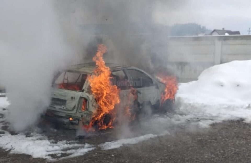 Mașină mistuită de flăcări în urma unui puternic incendiu