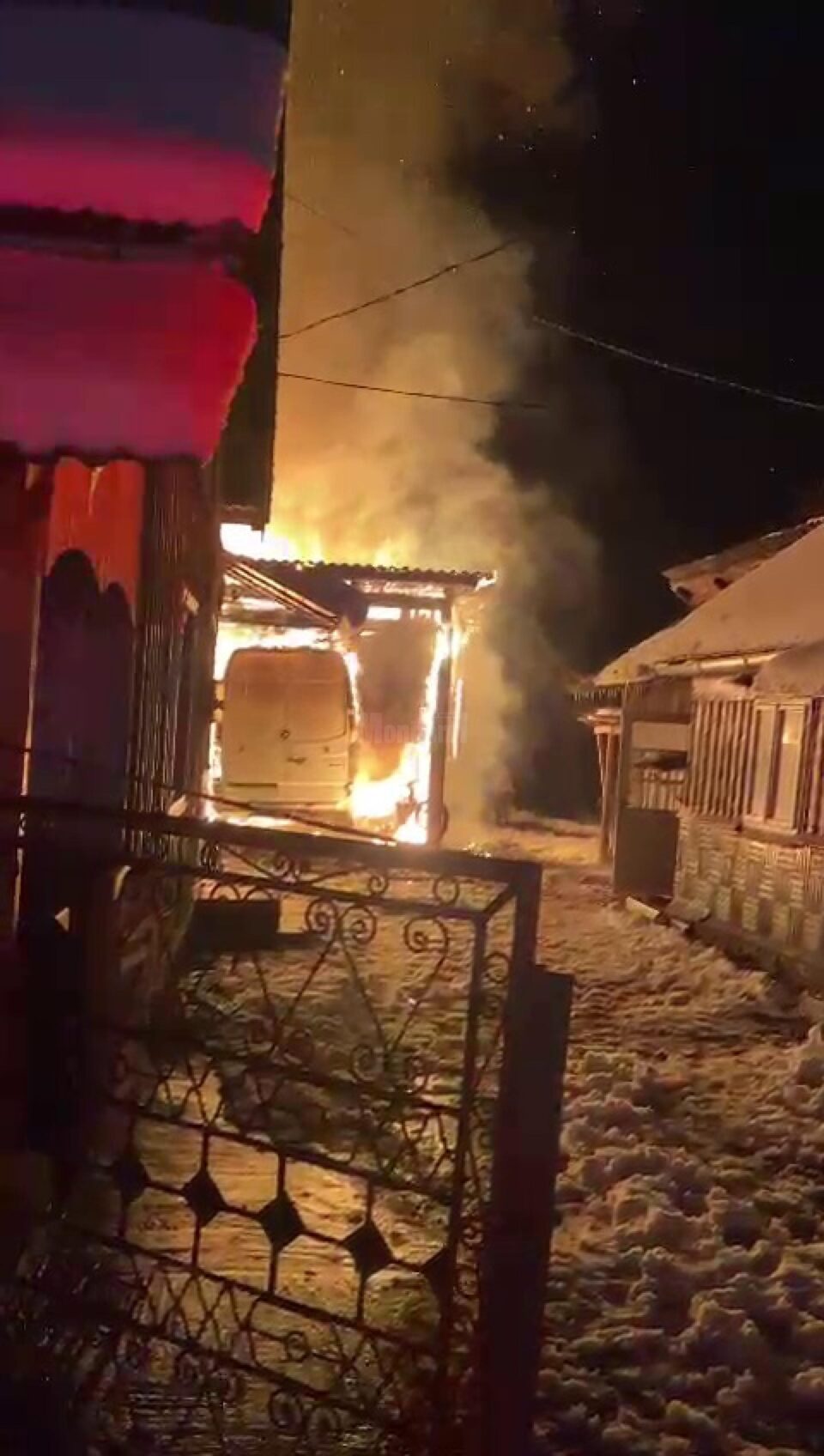 Două mașini și un garaj au ars într-un puternic incendiu