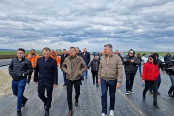 Deputatul Gheorghe Șoldan alături de Marcel Ciolacu și Sorin Grindeanu la turnarea primilor kilometri de asfalt pe Autostrada A7