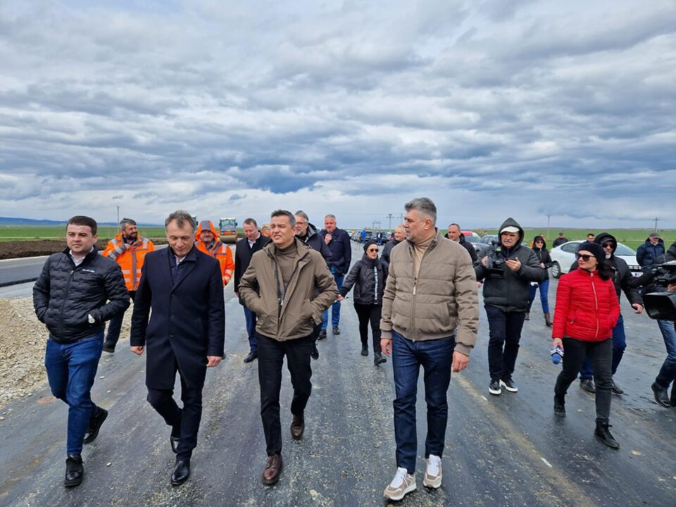 Deputatul Gheorghe Șoldan alături de Marcel Ciolacu și Sorin Grindeanu la turnarea primilor kilometri de asfalt pe Autostrada A7 Deputatul Gheorghe Șoldan alături de Marcel Ciolacu și Sorin Grindeanu la turnarea primilor kilometri de asfalt pe Autostrada A7