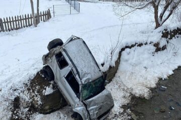 O mașină a ajuns în albia unui pârâu după ce a derapat pe șoseaua umedă
