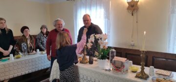 Aprinderea lumânărilor pentru începerea Sederului