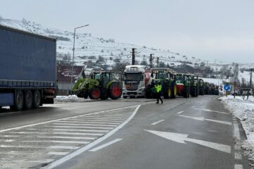 Tractoare și uitilaje în drum spre Vama Siret